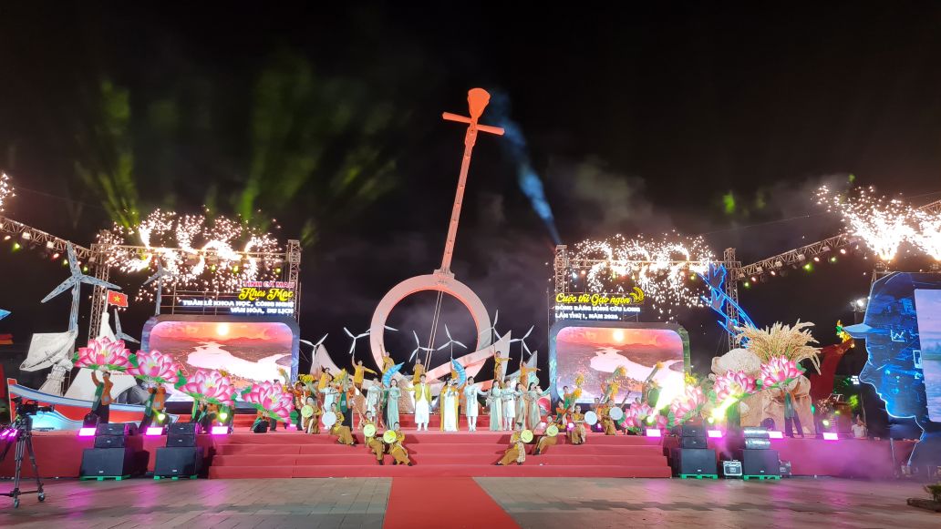 Văn nghệ chào mừng tại lễ khai mạc. Ảnh: Nhật Hồ.