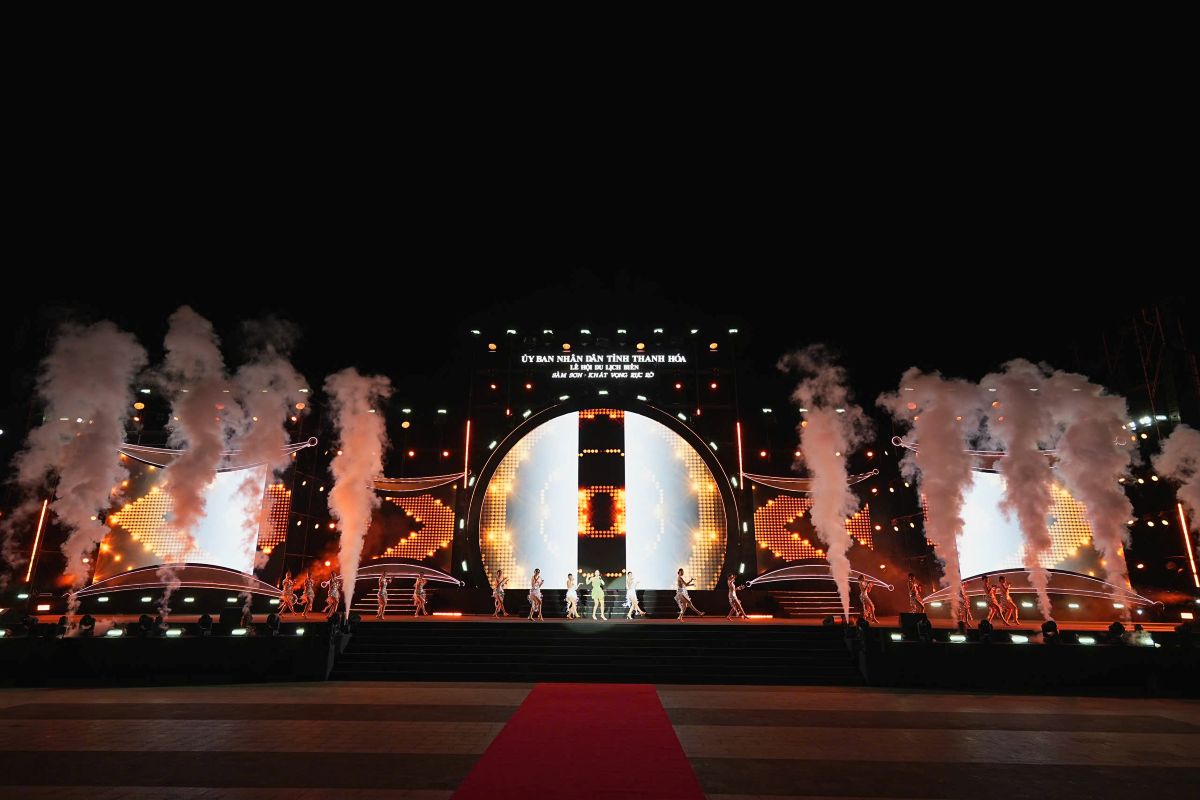 Các tiết mục nghệ thuật đặc sắc trong đêm khai mạc. Ảnh: Minh Hoàng