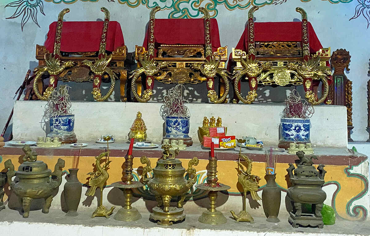 Ông Vũ Văn Tiến - Trưởng ban khánh tiết đình làng Hưng Học cho biết, trong đình hiện còn lưu nhiều hiện vật. Ảnh: Nguyễn Huệ