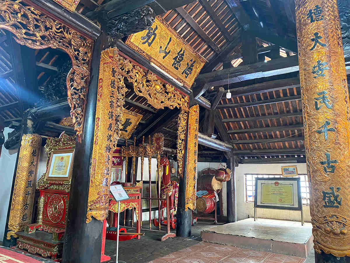 Các vì kèo gồm hai cột cái, hai cột quân, theo kiểu “thượng thu, hạ thách”, trên có câu đầu, giá chiêng bụng lợn, kẻ chuyền với các bức cốn và câu đầu đón mái, họa tiết chạm khắc hoa văn vân mây tiêu biểu cho điêu khắc đình làng cuối thế kỷ XVIII, đầu thế kỷ XIX. Ảnh: Nguyễn Huệ