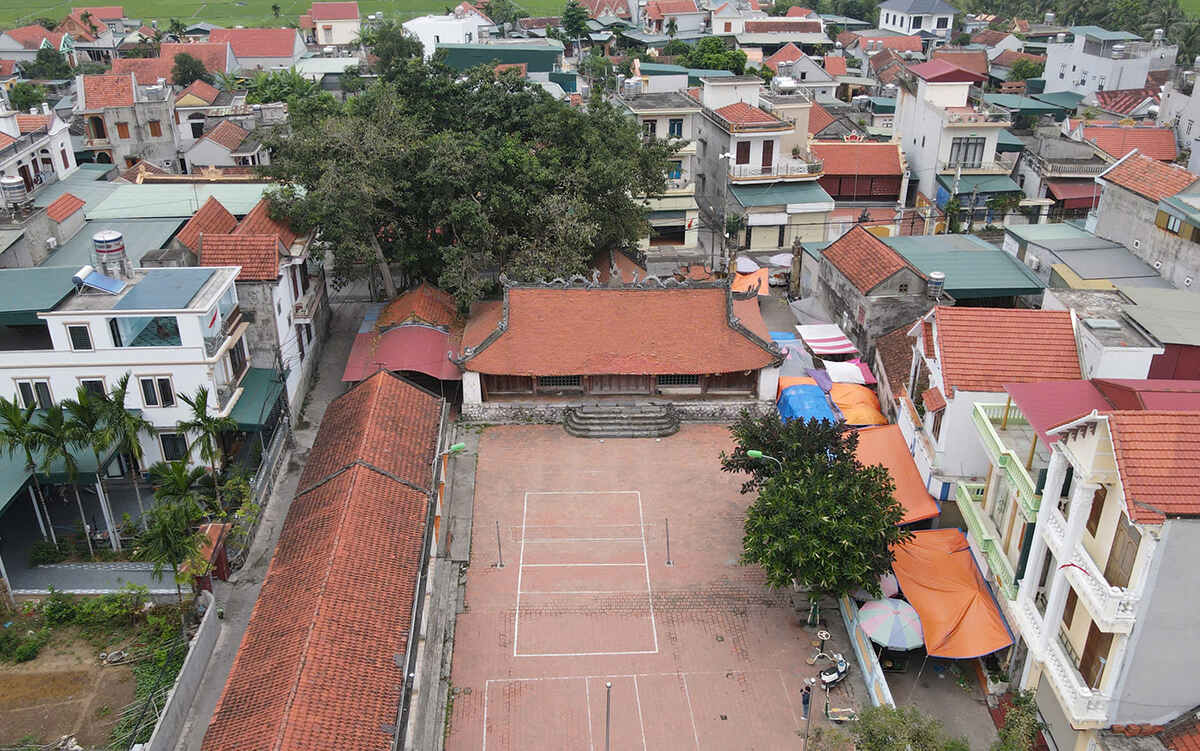 Theo tư liệu Hán Nôm và các cụ cao niên trong làng kể lại, đình Hưng Học được xây dựng vào cuối thế kỷ XVIII. Thuở ban đầu đình được dựng ở gần chùa Hưng Học, cách vị trí đình hiện nay khoảng 500m, đến năm 1841 mới chuyển về xây dựng ở vị trí hiện nay.