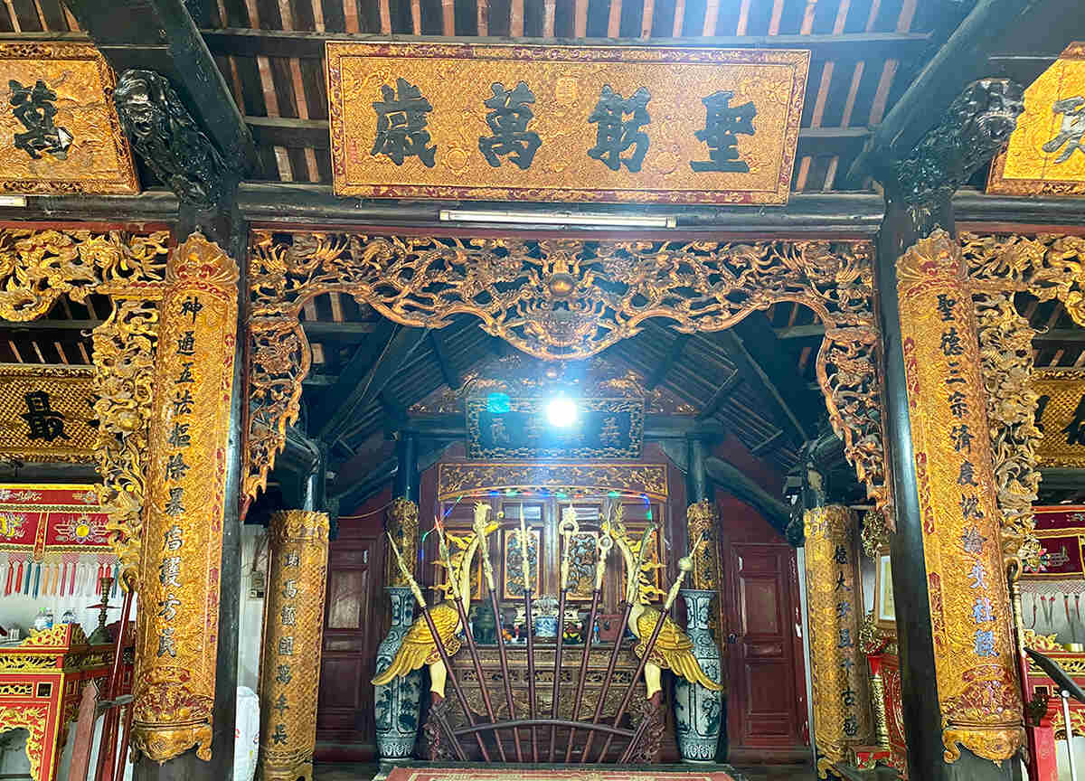 Kiến trúc điêu khắc đình làng truyền thống được thể hiện trên các cấu kiện gỗ, như các bức cốn, đầu dư, đầu bẩy được chạm kênh bong, chạm nổi. Ảnh: Nguyễn Huệ