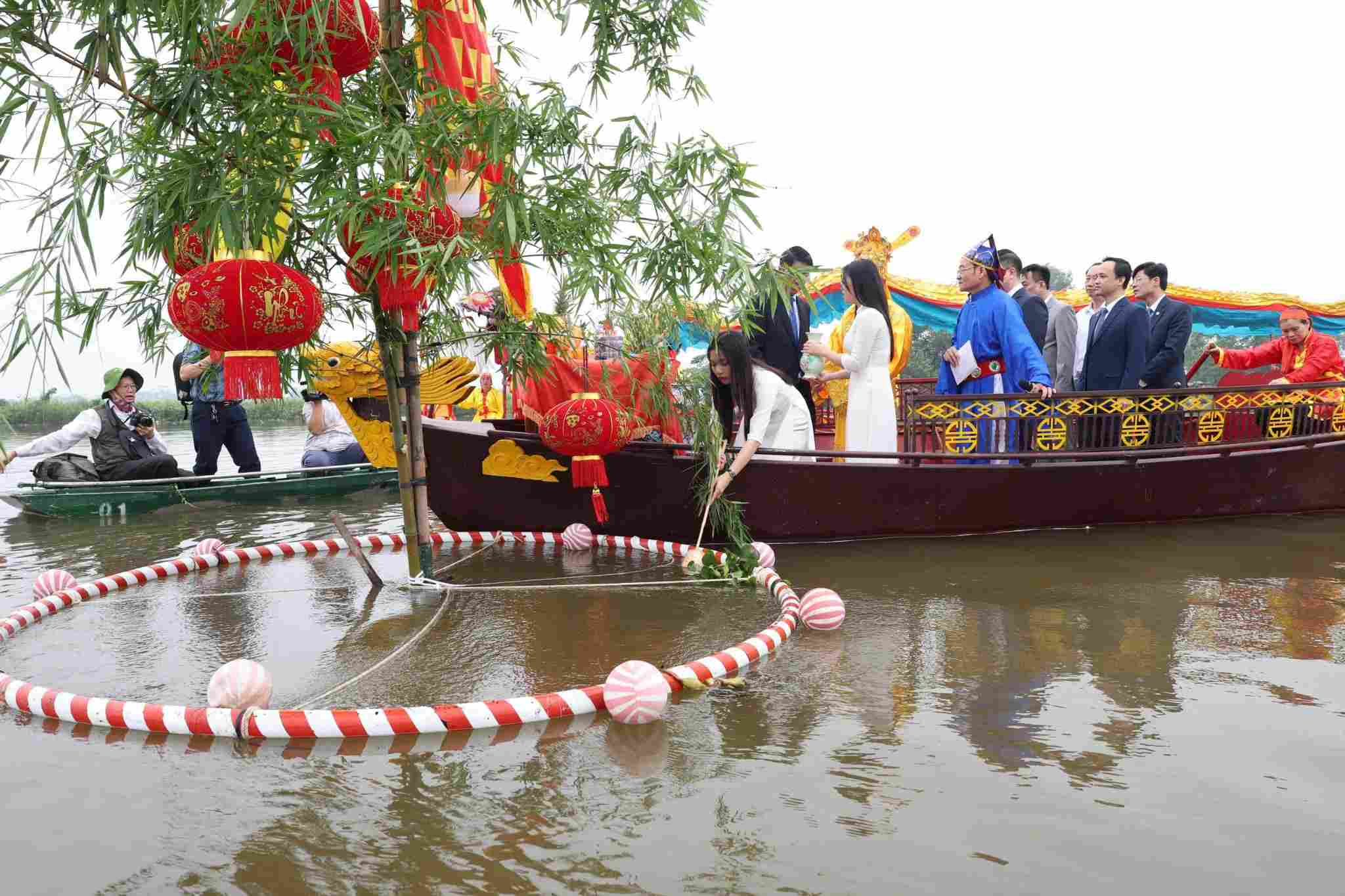 Lễ rước nước trên sông Hoàng Long. Ảnh: Nguyễn Trường 