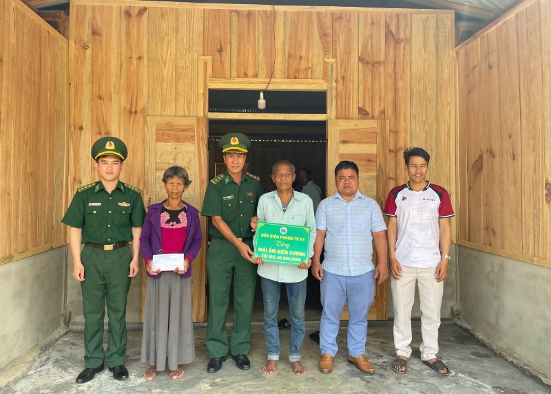 Bộ đội Biên phòng Tr’hy, Đà Nẵng hỗ trợ 60 triệu đồng xây “Mái ấm biên cương” nhà cho hộ đồng bào khó khăn nơi biên giới. Ảnh: Trường An