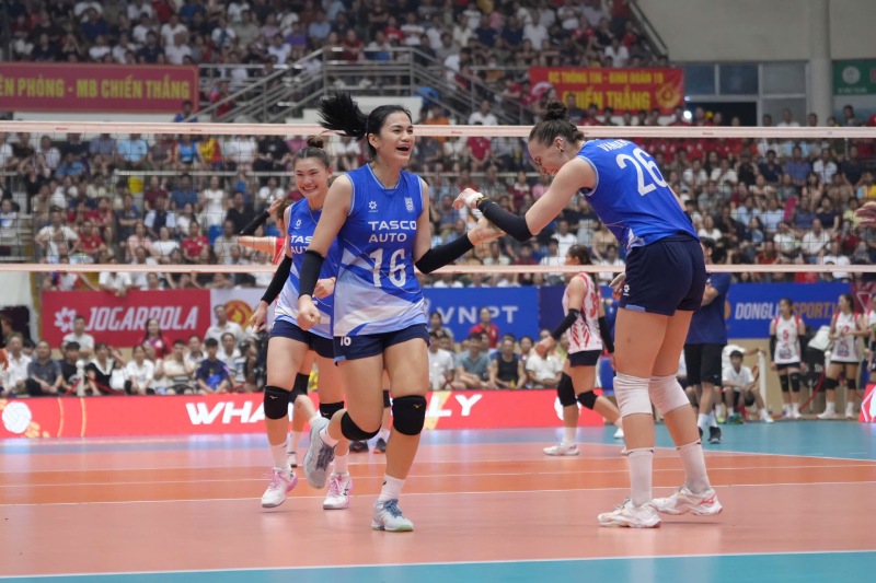 Hanoi Tasco Auto receives hot bonus after winning the Hung Vuong Cup. Photo: VFV