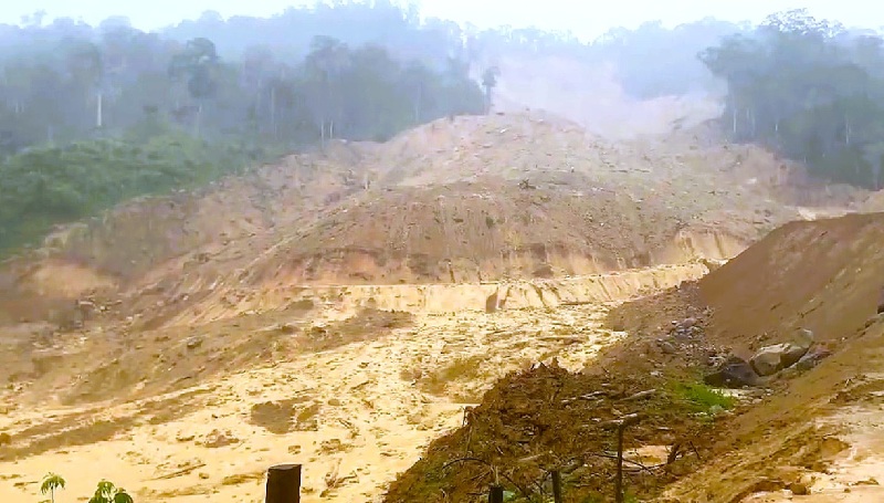 Sạt lở ở thôn Pứt, nỗi lo tái diễn thảm họa sau mưa lớn. Ảnh: Trường An