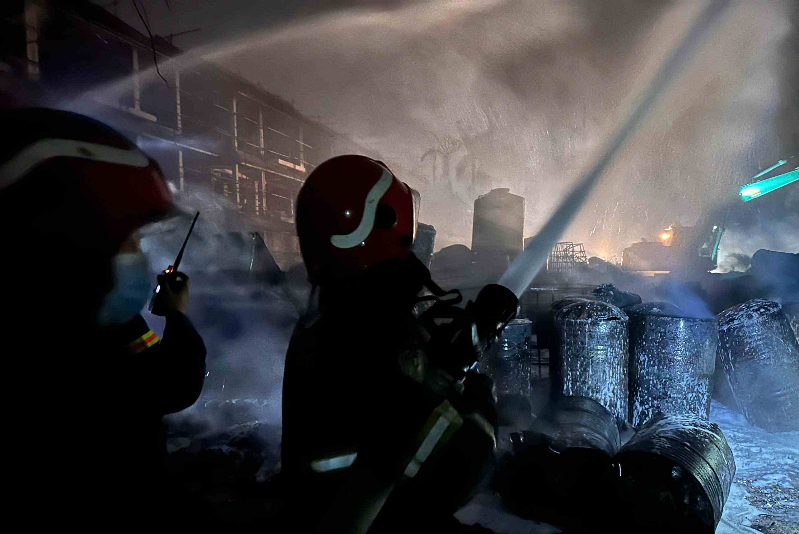 Lực lượng chức năng khẩn trương chữa cháy. Ảnh: Công an Hà Nội