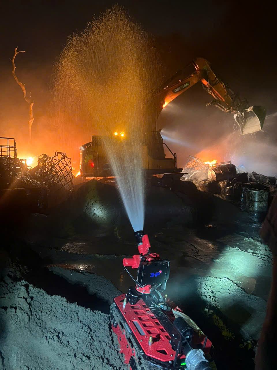 Rô bốt chữa cháy được đưa đến hiện trường. Ảnh: Công an Hà Nội