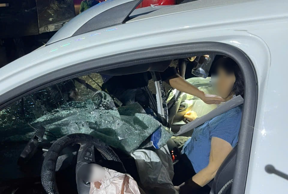 The victim was approached and rescued by functional forces. Photo: Tien Thanh