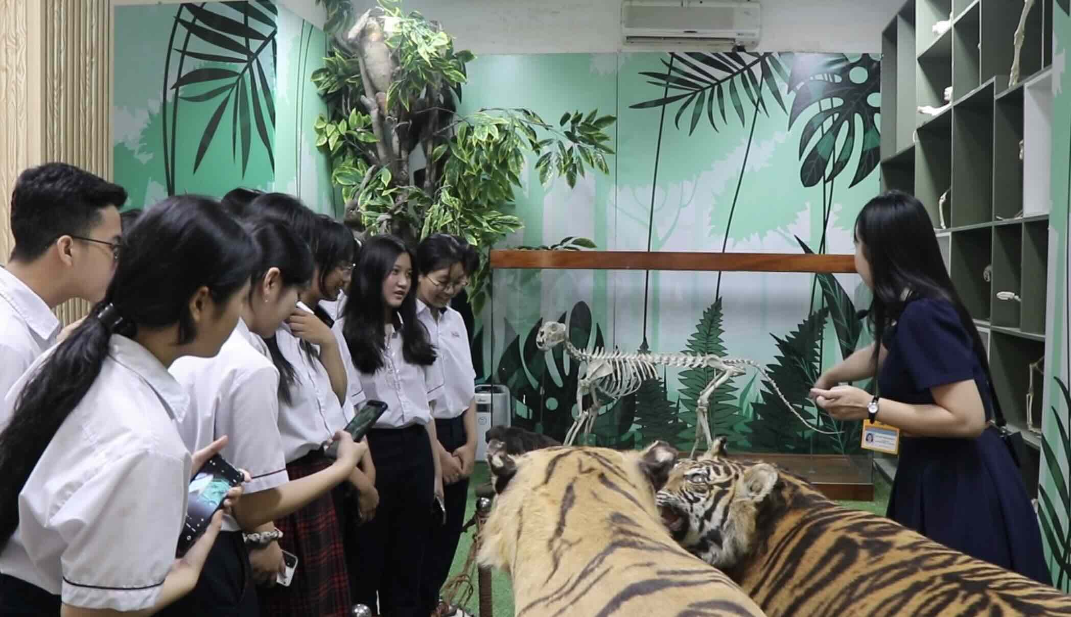 Students explore and experience in the museum. Photo: Ngo Hien