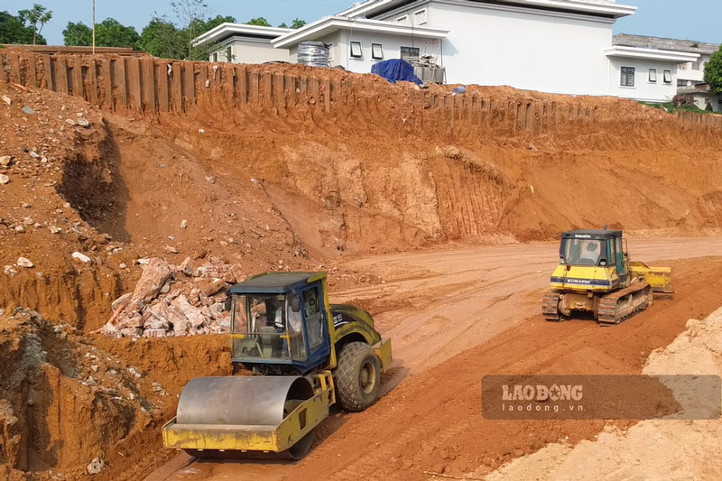 Máy móc nhộn nhịp thi công. Ảnh: Đinh Đại