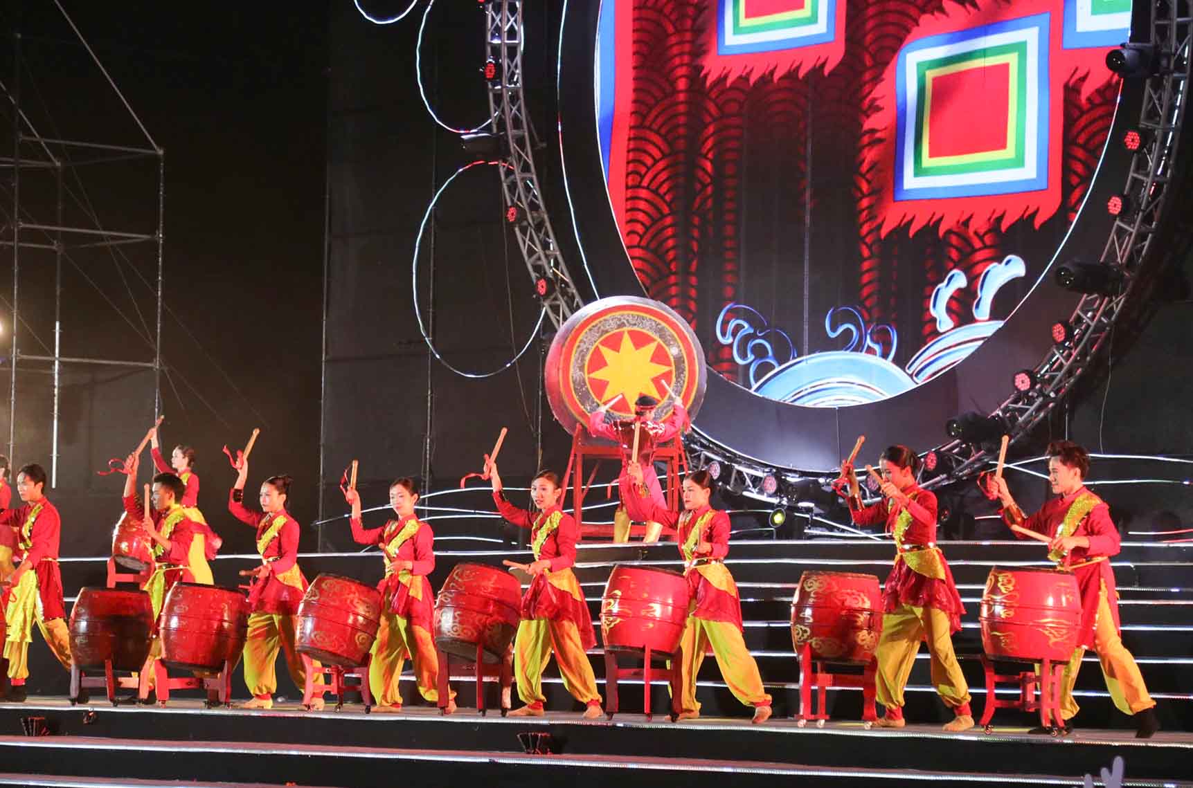 Tiết mục trống hội mở đầu chương trình nghệ thuật tại lễ khai mạc. Ảnh: Duy Chương