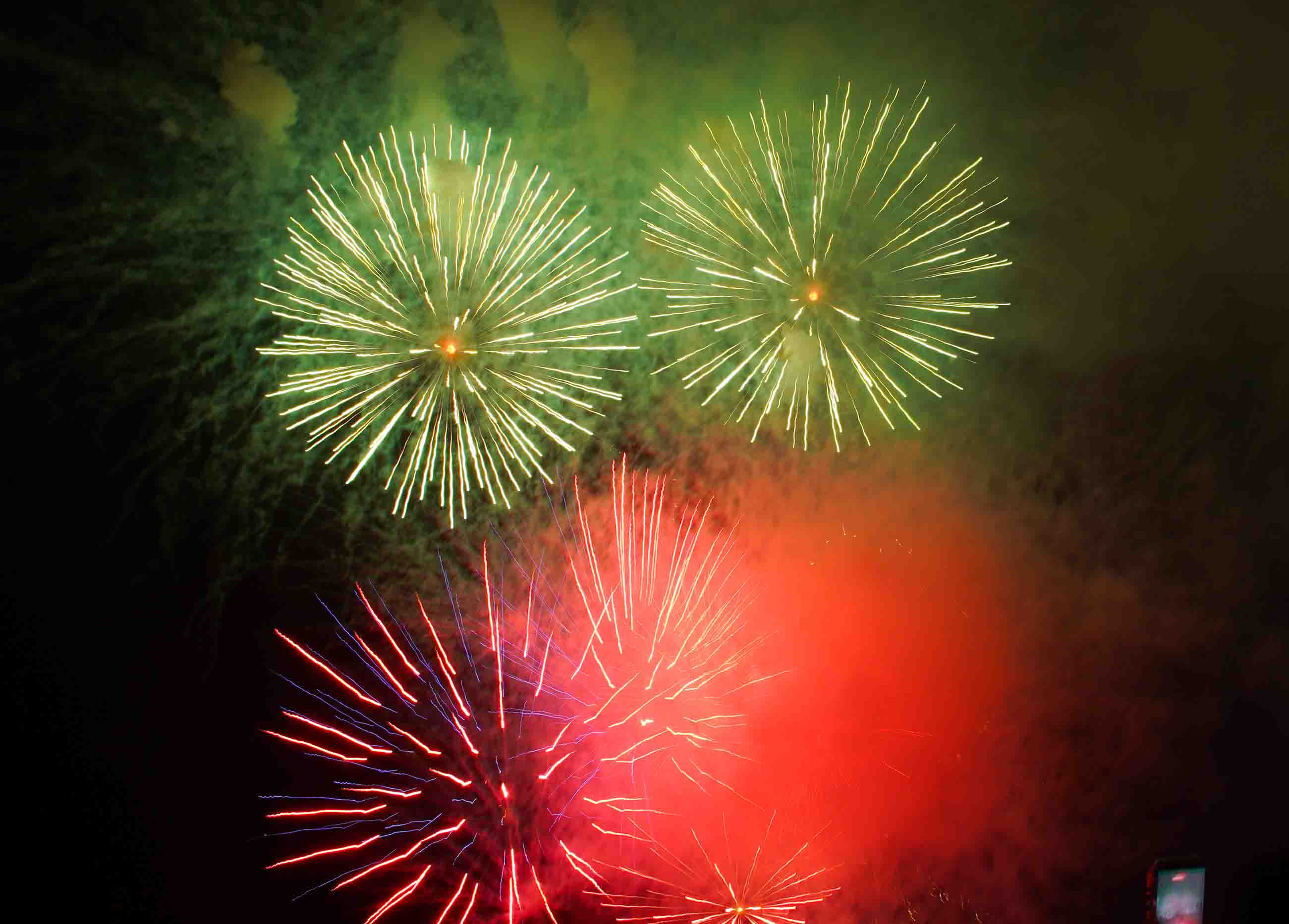 Chương trình khép lại với màn pháo hoa tầm cao rực rỡ, thắp sáng bầu trời biển Cửa Lò. Ảnh: Duy Chương