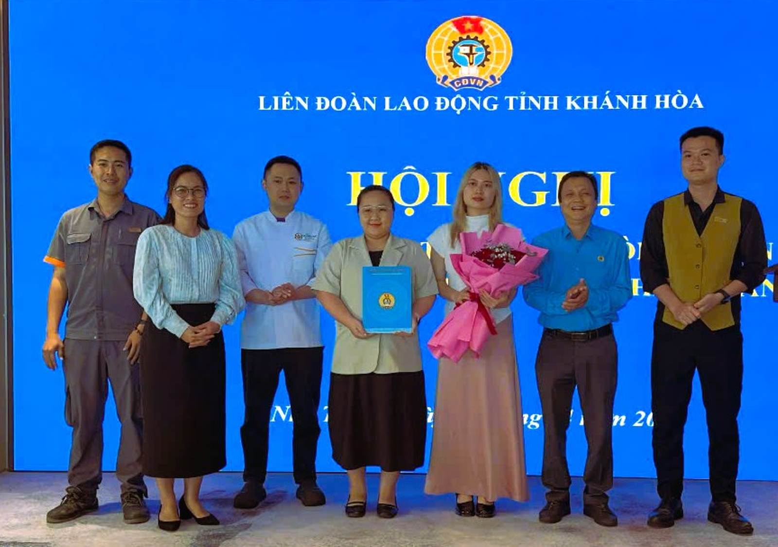 Mr. Bui Dang Thanh - Vice Chairman of Khanh Hoa Provincial Labor Federation, concurrently Head of Trade Union Affairs Committee, presents the decision to establish the grassroots trade union of Khai Hoang Service - Tourism Co., Ltd. Photo: Phuong Thuy