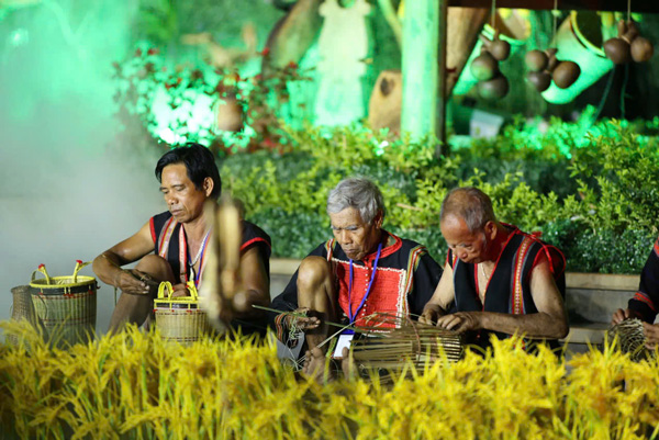 Đan lát, dệt thổ cẩm, cồng chiêng...văn hóa từ ngàn đời của người dân. Ảnh: Dũng Nhân 