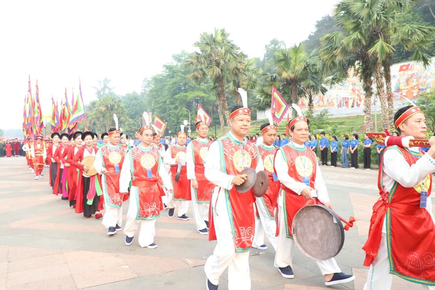 Đúng 7h, đoàn dâng hương khởi hành từ sân trung tâm lễ hội lên Đền Thượng. Ảnh: BTC