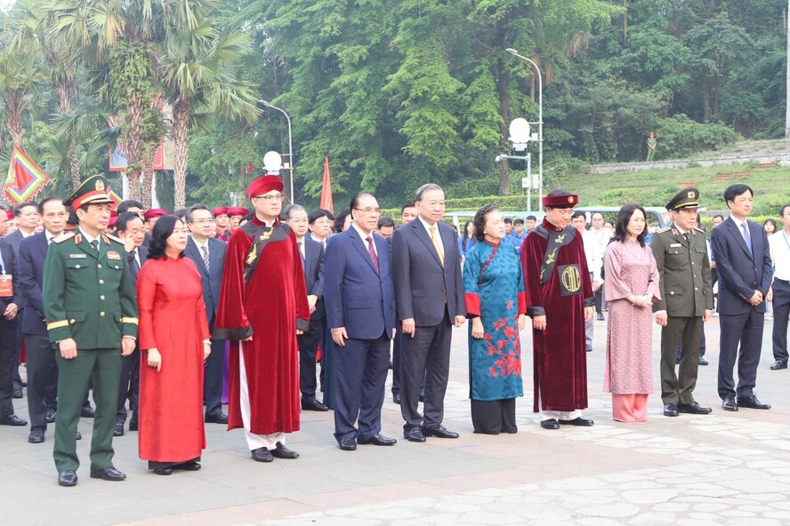 General Secretary and President To Lam and many leaders and former leaders of the Party and State attend the Hung Kings Commemoration Ceremony at Hung Temple, Phu Tho. Photo: BTC