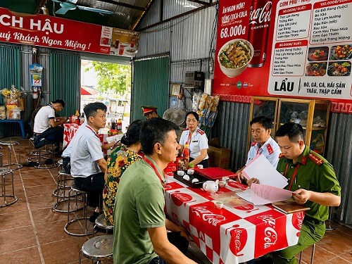 Phu Tho Police inspect a restaurant at Hung Temple Festival 2026. Photo: Phu Tho Police