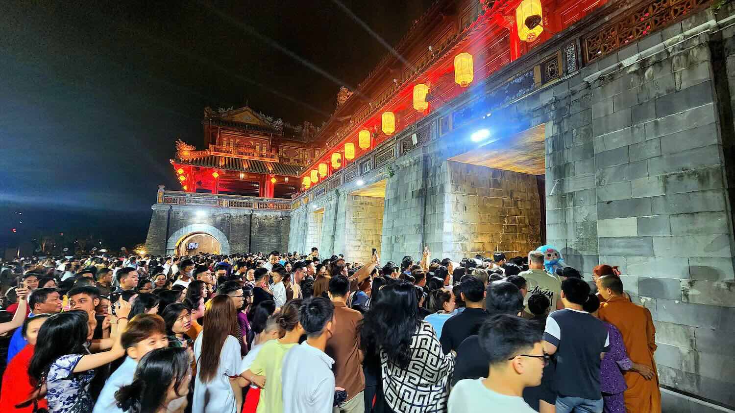 Sea of people jostling to visit Hue Citadel. Photo: Xuan Dat.