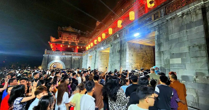 Đại Nội Huế đón biển người xem "Vương triều kỳ ảo