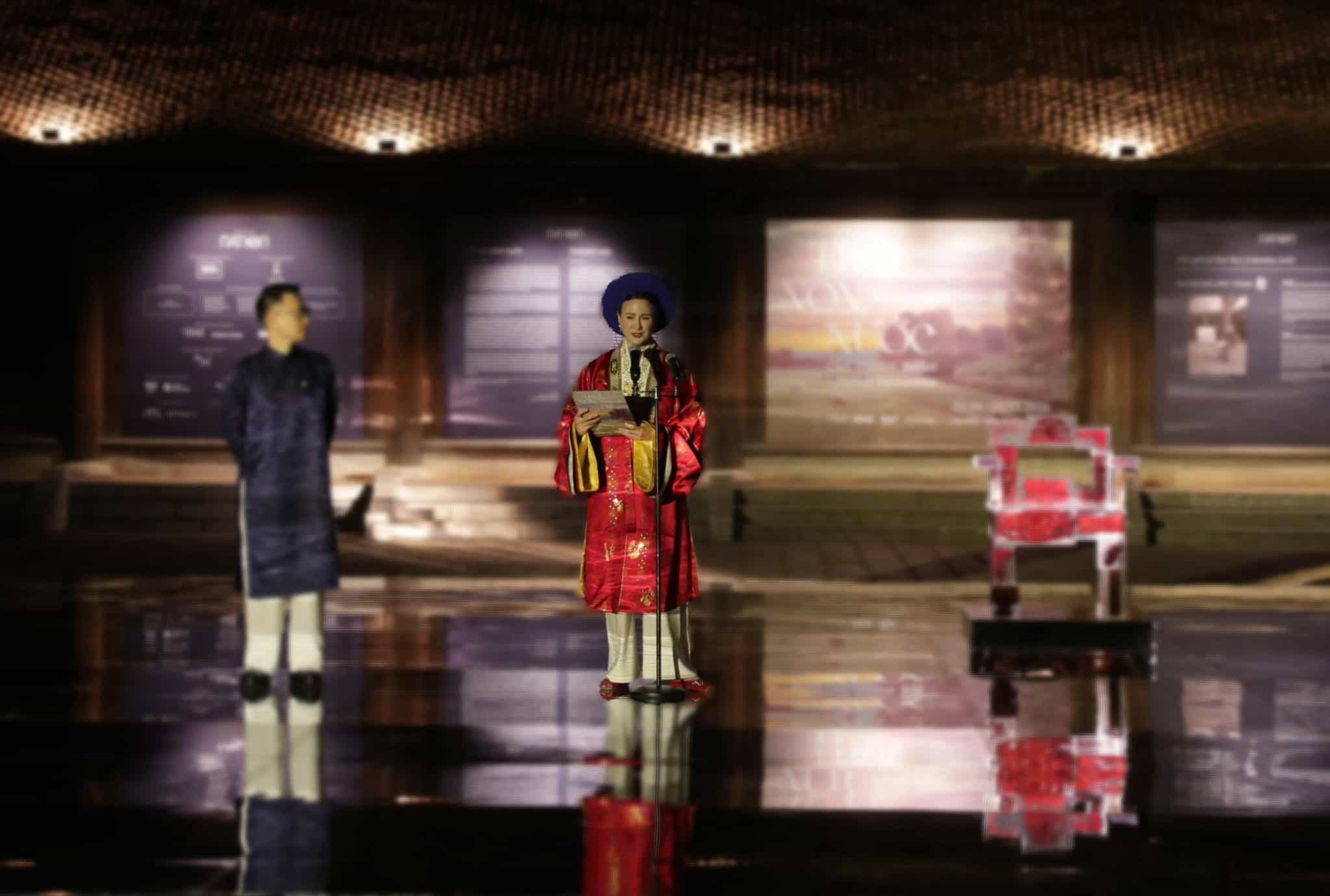 Trong khoảnh khắc khai mạc, Tiến sĩ Amandine Dabat - hậu duệ đời thứ 5 của Vua Hàm Nghi, không giấu được niềm xúc động khi các tác phẩm của ông được hiện diện tại Di tích Văn Miếu - Quốc Tử Giám, một không gian giàu giá trị văn hóa và tinh thần. Ảnh: Di tích Văn Miếu - Quốc Tử Giám 