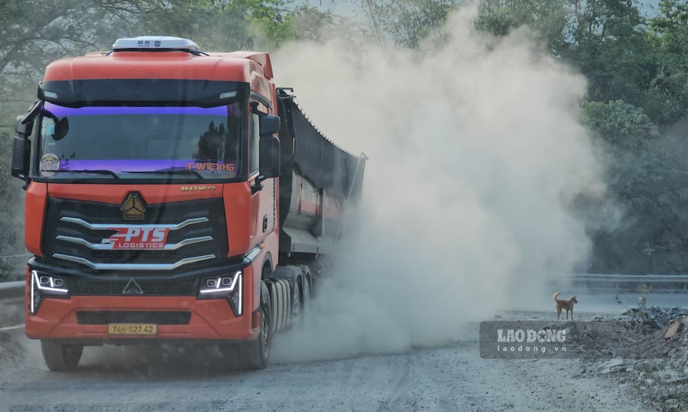 Tuyến đường Hồ Chí Minh nhánh Tây ô nhiễm nghiêm trọng. Ảnh: Nguyễn Luân