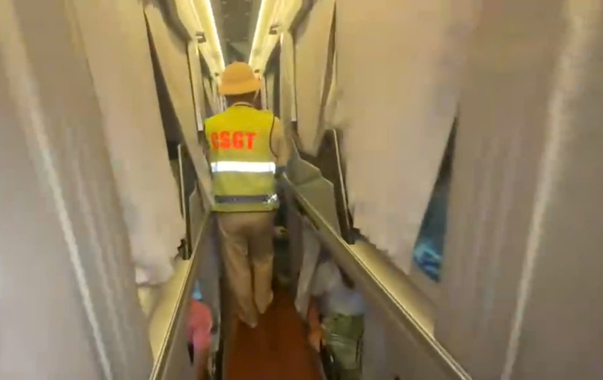 Cảnh sát Giao thông kiểm đếm số hành khách trên xe. Ảnh: Phạm Duy 