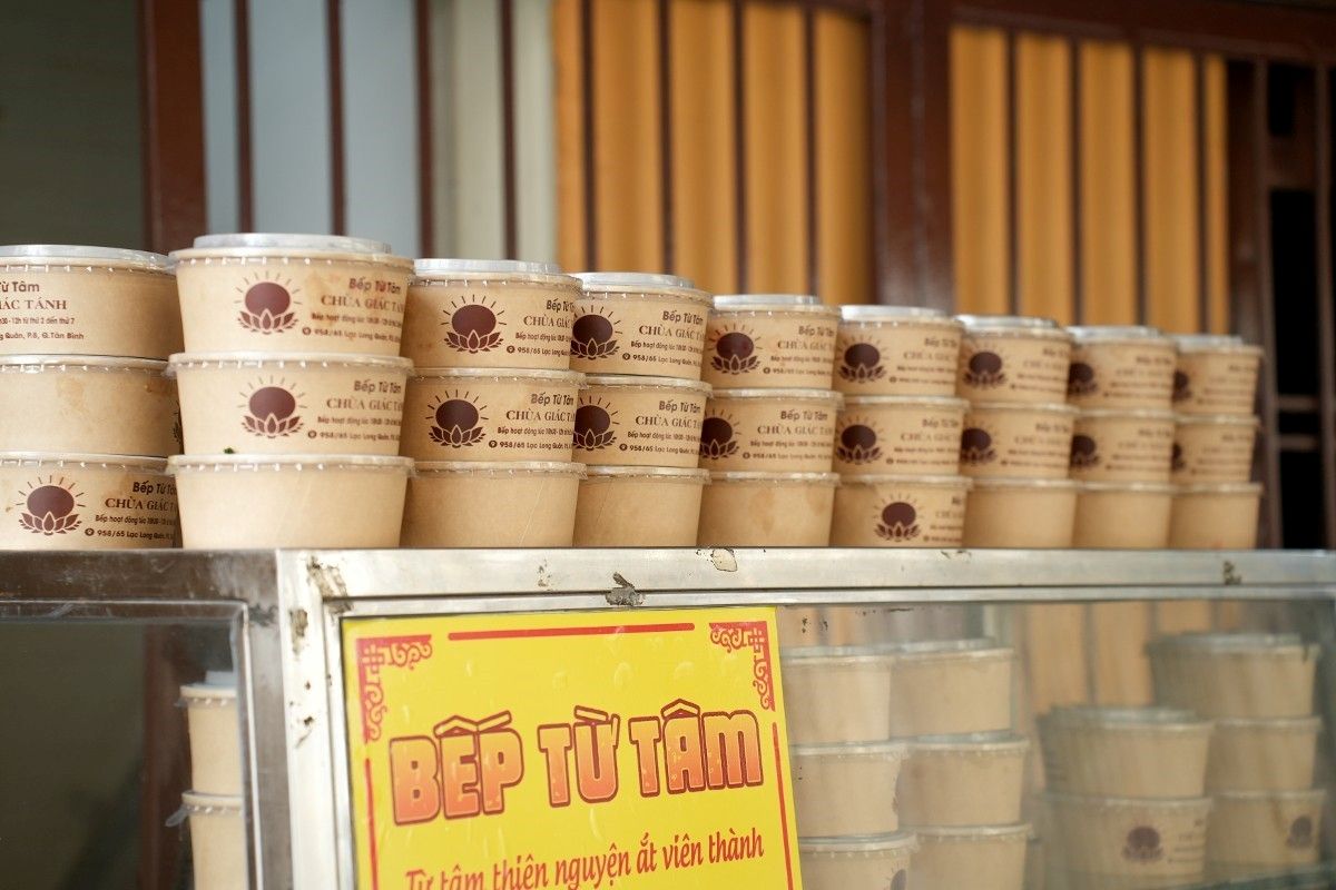 Trung bình mỗi ngày, từ 300 đến 400 suất cơm chay được chuẩn bị và trao tận tay người dân. Ảnh: Công Minh