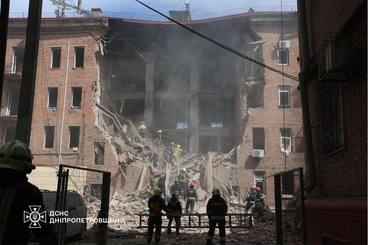 Ukrainian rescuers are clearing the rubble in a building after the Russian attack in Dnipro on April 25. Photo: AFP