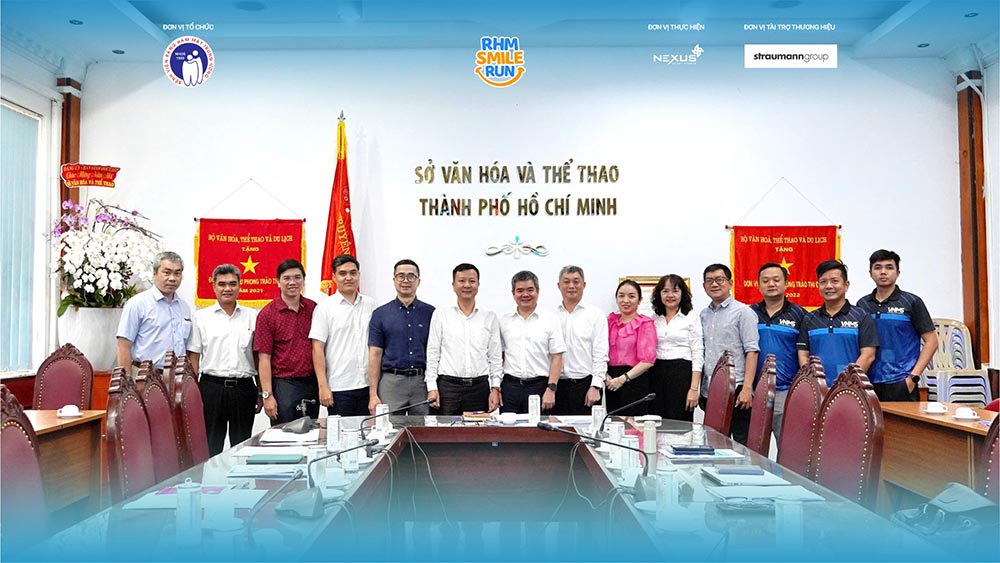 Đại diện Bệnh viện Răng Hàm Mặt Trung ương TPHCM và Nexus Sport Event tại lễ khởi động giải chạy Smile Run 2026. Ảnh: Nexus