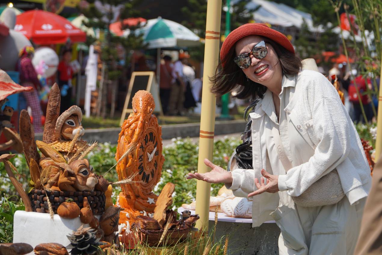 Many tourists expressed their excitement when participating in the banh mi festival at Le Van Tam park on weekends. Photo: Mai Anh.