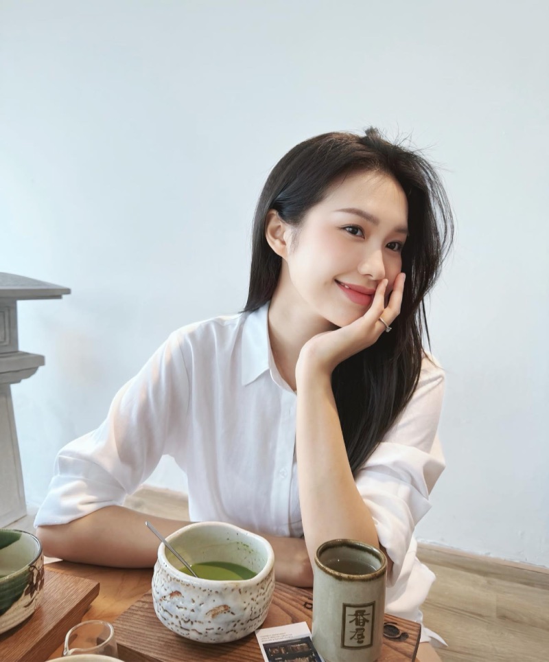 Trước đây Hải My thường diện áo sơ mi kín đáo. Ảnh: FBNV