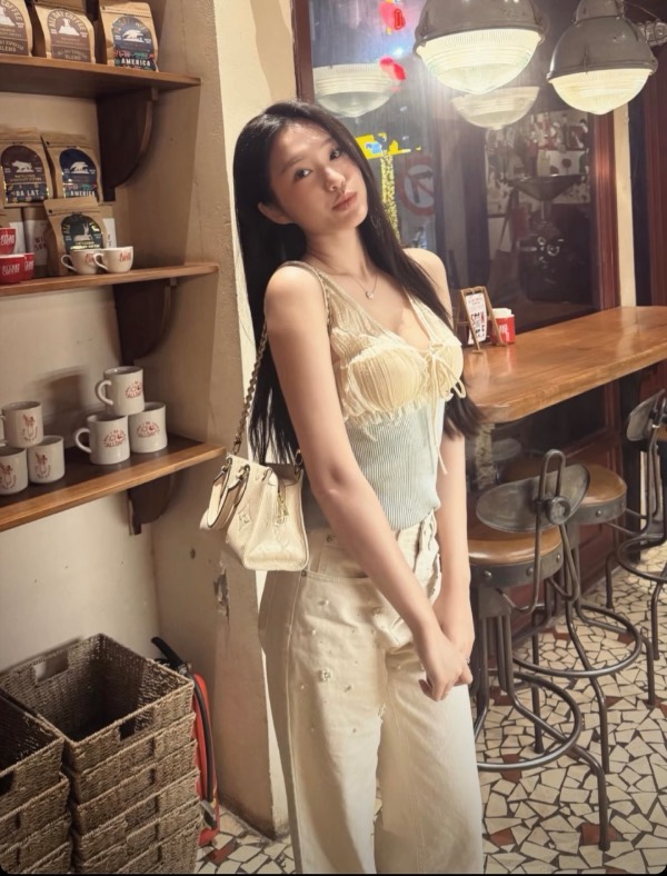 Doãn Hải My diện áo sexy, khoe khéo vai trần. Ảnh: FBNV