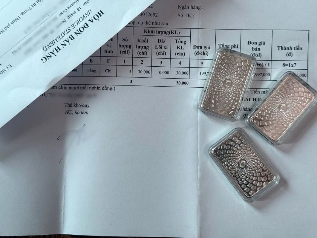 Sức mua bạc miếng và thỏi tăng cao, được nhiều người chọn làm kênh tích lũy dài hạn. Ảnh: Phương Anh