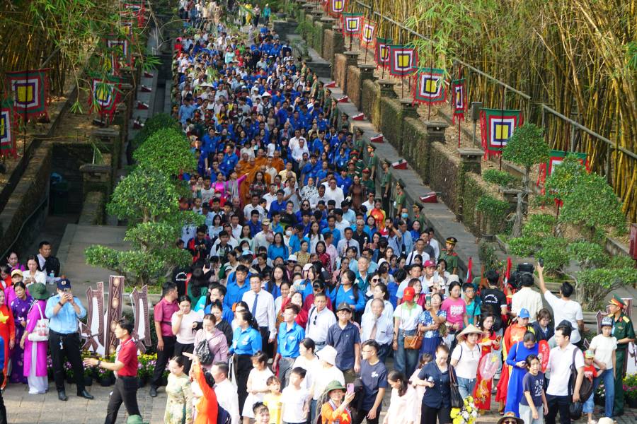 Đông đảo người dân tham dự lễ. Ảnh: Thanh Chân