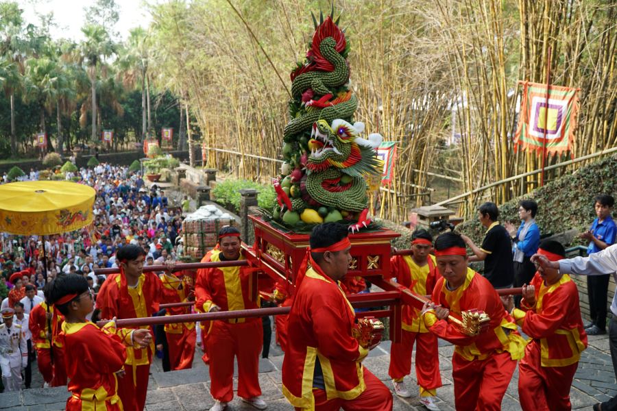 Cérémonie de défilé et de procession. Photo: Thanh Chân