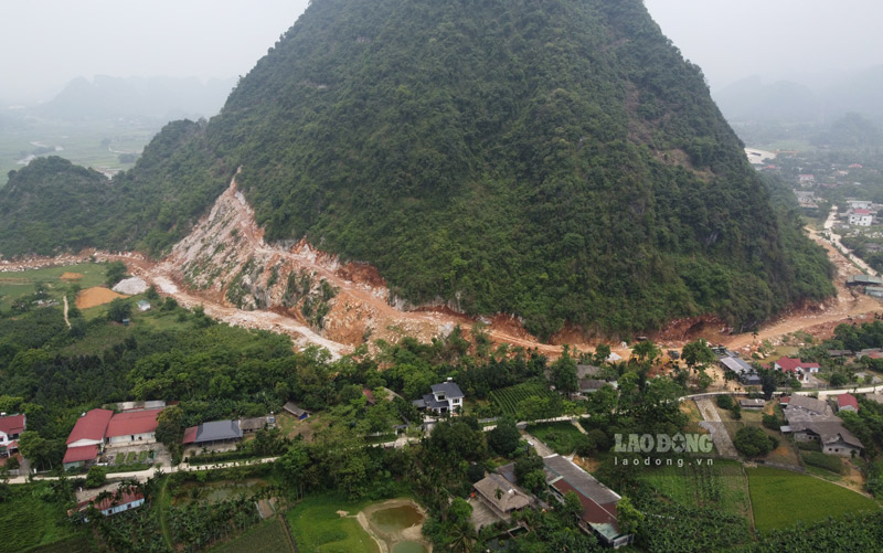 La carrière de pierre de la société par actions d'équipements électriques et d'exploitation minière de Yên Bái a une zone d'exploitation située à côté des maisons des habitants. Photo: Tân Văn