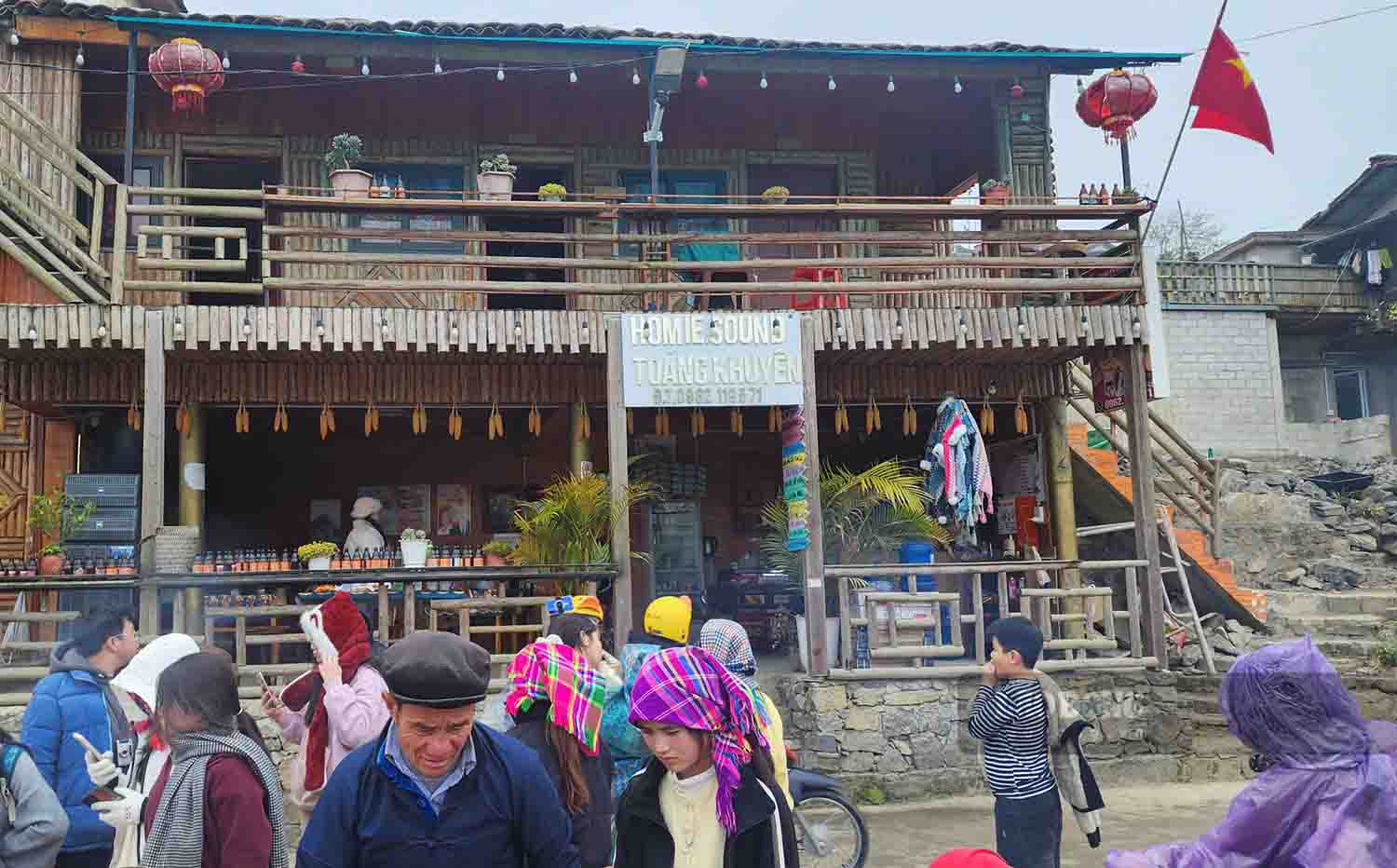 Các homestay tại làng Lô Lô Chải đã kín khách ngay ngày đầu nghỉ lễ. Ảnh: Nguyễn Tùng.