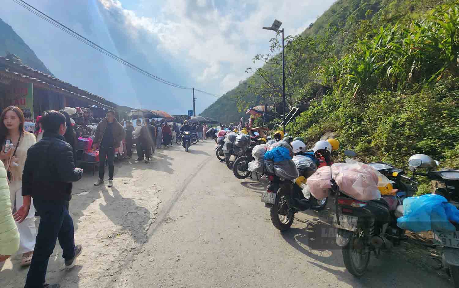 Điểm dừng chân, thăm quan Dốc Thẩm Mã nằm trên QL.4C đông đúc khách du lịch, hoạt động bán hàng, dịch vụ tại đẫy đã quy củ hơn trước. Ảnh: Nguyễn Tùng.