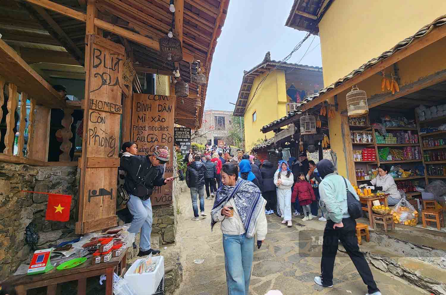 Los famosos destinos turísticos en la meseta de piedra de Dong Van están completos y llenos de turistas durante las largas vacaciones de este año. Foto: Nguyen Tung.