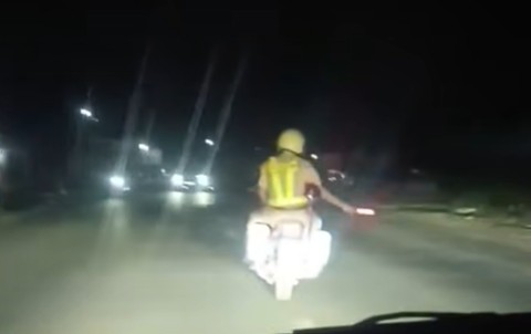 Traffic police forces in Dak Lak open roads to support taking 2 people in the area to the emergency room in time. Photo: Police provided