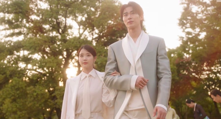 IU và bạn diễn Byeon Woo Seok. Ảnh cắt từ phim