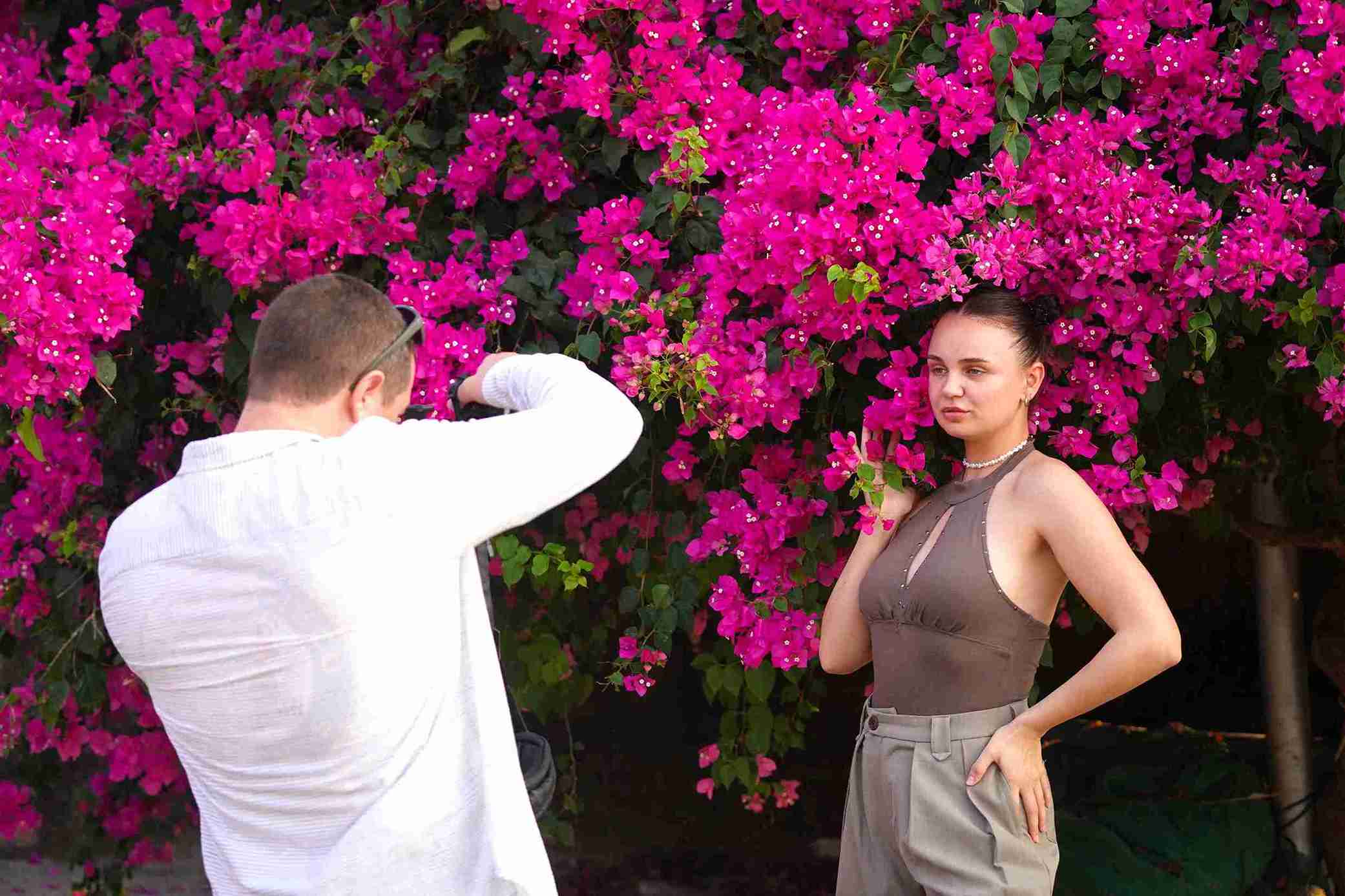 Một du khách quốc tế đến chụp ảnh lưu niệm bên những cây hoa giấy. Ảnh: Hữu Long