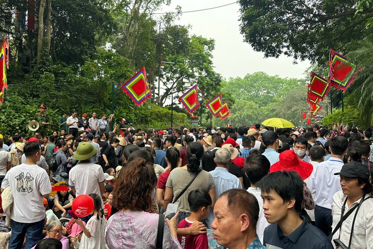 Khắp các nẻo đường trong khu di tích đều đông kín người. Ảnh: Tô Công