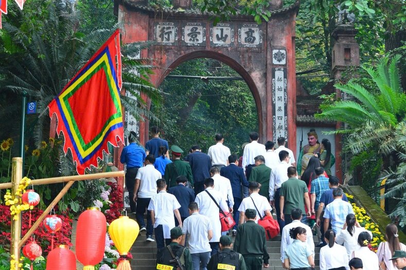 Cổng chính dẫn lên các đền trên đỉnh núi Nghĩa Lĩnh. Ảnh: BTC