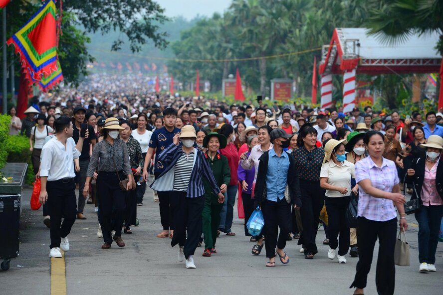 On the Hung Kings Commemoration Day, a large number of people came to the Hung Temple Historical Relic Site. Photo: BTC