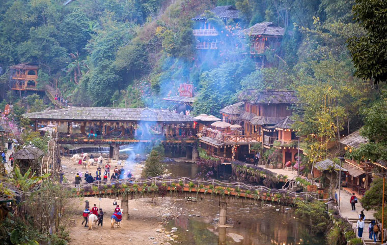 Rất đông du khách đến Bản Cát Cát trong kỳ nghỉ lễ 