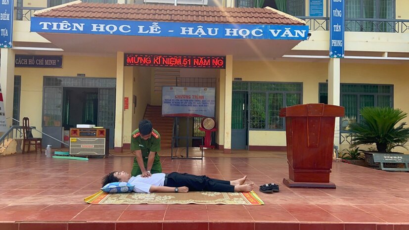 Students in Dak Lak are guided on drowning prevention skills. Photo: Police provided
