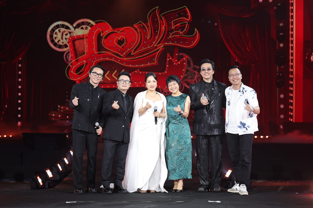 디바 미린, "청춘으로 돌아가는 티켓" 프로그램에서 과즈어하우 밴드와 재회. 사진: 호아 응우옌