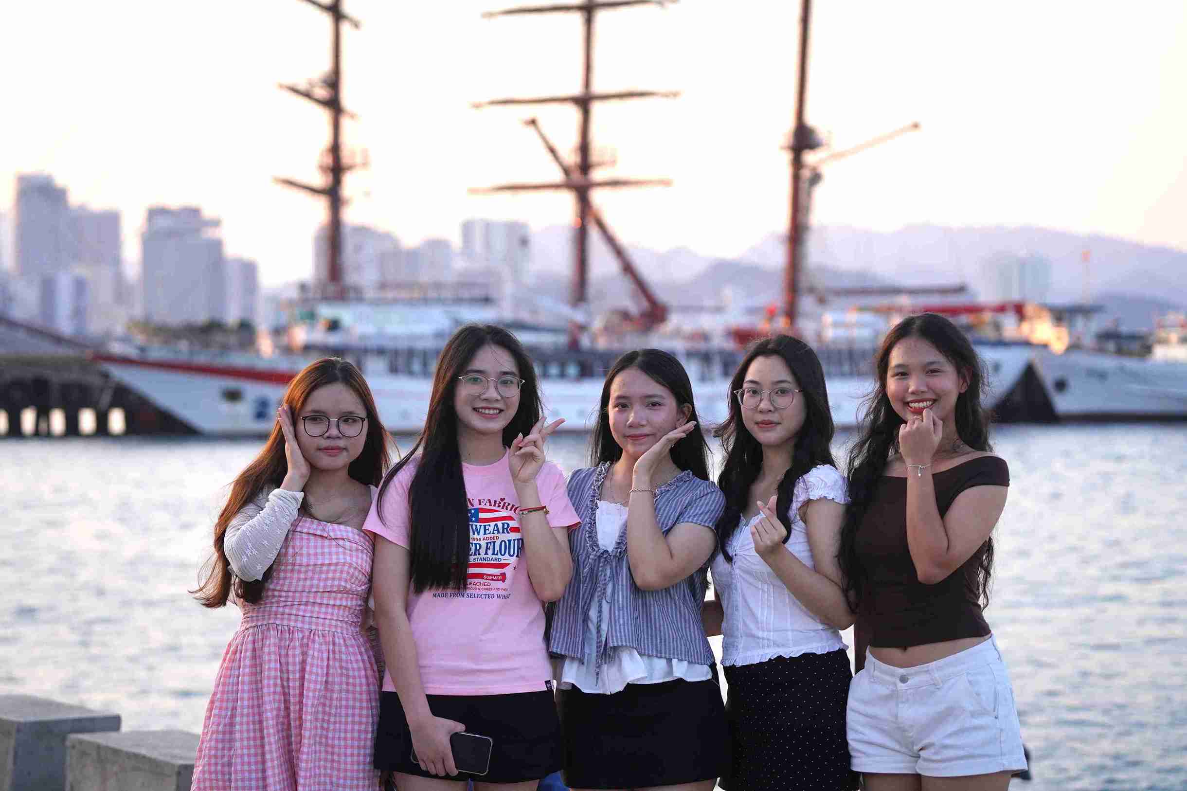 Young people check-in at Nha Trang embankment. Photo: Huu Long